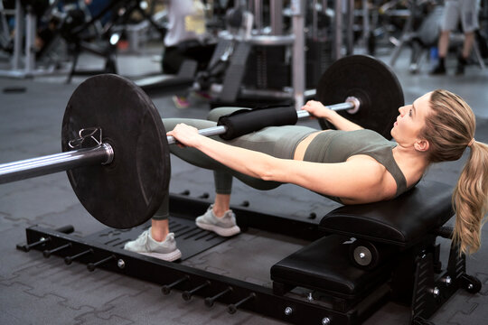 kvinde udfører hip-thrust