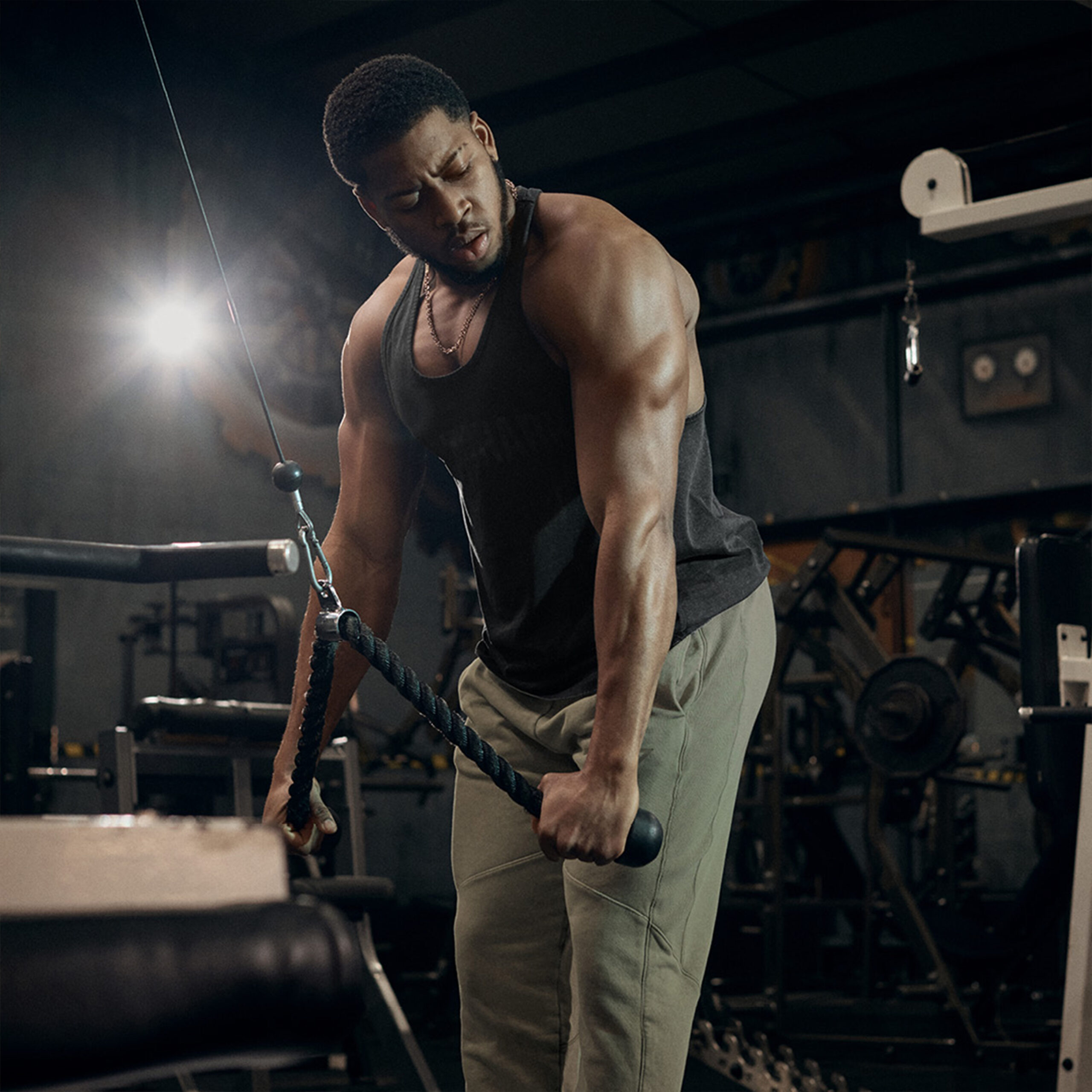 mand lave en triceps extension øvelse